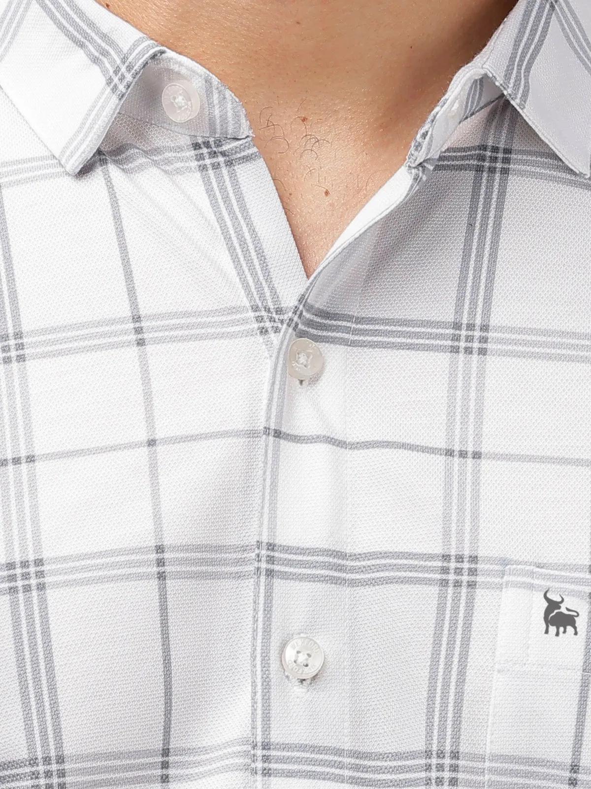 BULLMER Trendy White Regular Fit Checked Causal Full sleeve Shirt For Men.